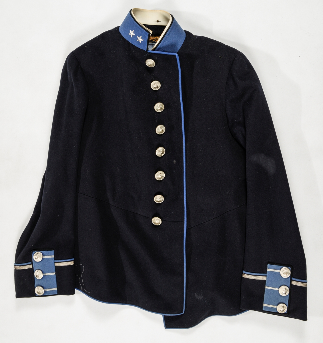 Uniform, løyntnantsuniform, i svart klede med kantar i blått klede. Registreringa inneheld A. Trøye, B Bukse, C Lue, D og E Pålettar. Sjå nærare fyldig registrering på arkivkort frå 1969.