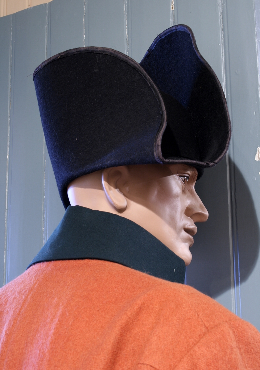 Type 1796, rekonstruksjon. Hatten har svart kantebånd langs bremmen. Hatten ligner på den som er gjengitt på J. Senns tegning fra 1808 av en københavnsk politibetjent iført uniformsmodellen av 1796.