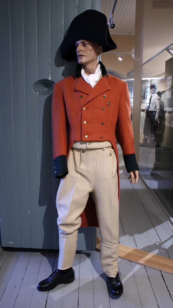 Type 1796, rekonstruksjon. Hatten har svart kantebånd langs bremmen. Hatten ligner på den som er gjengitt på J. Senns tegning fra 1808 av en københavnsk politibetjent iført uniformsmodellen av 1796.