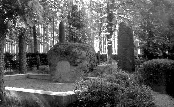 Karlsborg, gravsten södra kyrkogården. Överste Karl Knibergs grav. Bakom den löjtnant C D Moselins gravsten, gift med Vera Kniberg, dotter till Karl.