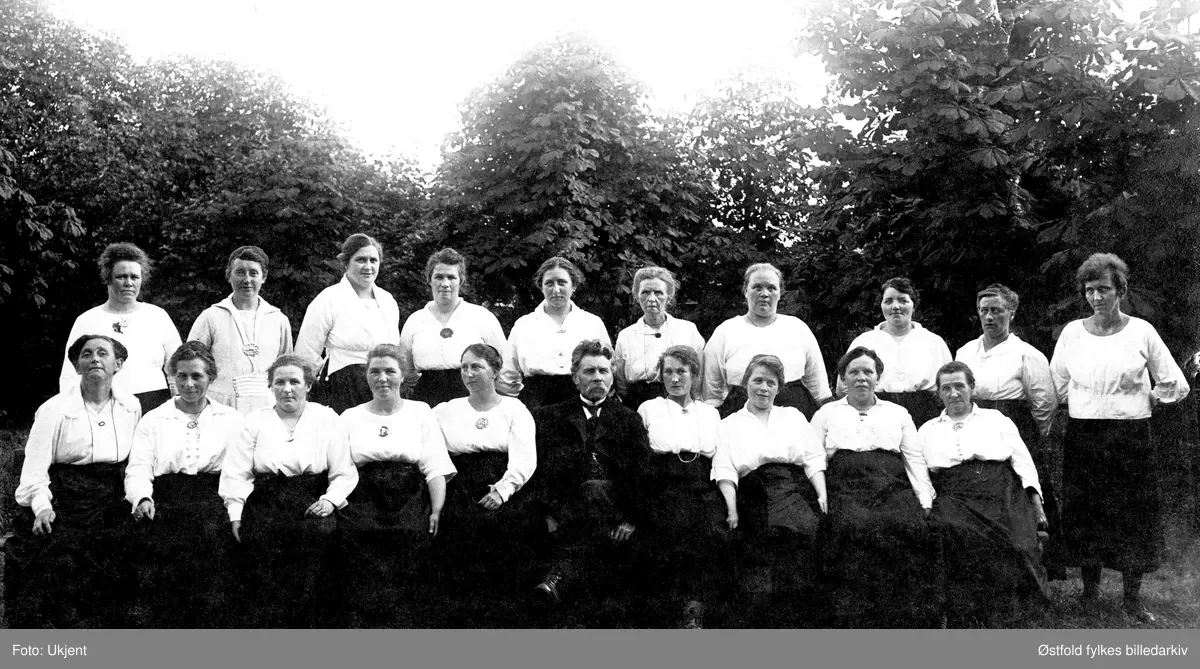 Sarpsborg Damekor, antakelig oppstilt i parken bak gamle Folkets Hus i St. Mariegate, Sarpsborg, ca. 1920 (?). Ukjente personer.
Det antas at forsamlingen hadde noe å gjøre med kooperasjonen, og at dette er opprinnelsen til Sarpsborg Damekor.
