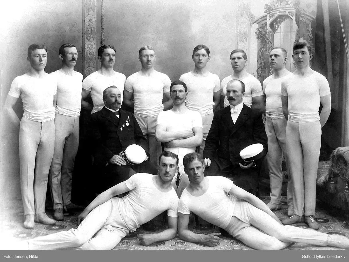 Sarpsborg Turnforening, gruppe menn, ca. 1910.
Første rekke fra venstre:
1. Ole Andersen, 2. Ole Iversen. 
Andre rekke fra venstre: 
1. Egil Kobberstad
Tredje rekke fra venstre: 
1. Karl Jelsnes, 3. Jørgen Andersen, 4. Oskar Olstad, 5. Olav Olstad, 6. Thv. Holt, 7. Bjarne Bakke-Olsen, 8. John O. Algren.