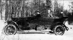 Ingenjörkåren, 1:a tjänstebilen för garnisonen. Fotot är taget år 1920. Militären i mitten är Nils Georg Nilsson som blev förvaltare, den andre hette Nordström och blev bilskollärare i Skaraborg. Bilen ägdes senare av fotograf Berndtsson.