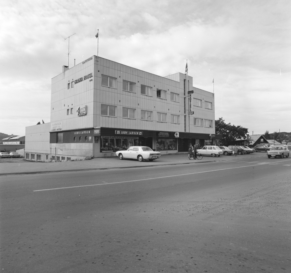Kjell Larsen, Brumunddal. Ludv. Larsen, jernvare, farvehandel, forretning. Grand hotell, kafeteria.