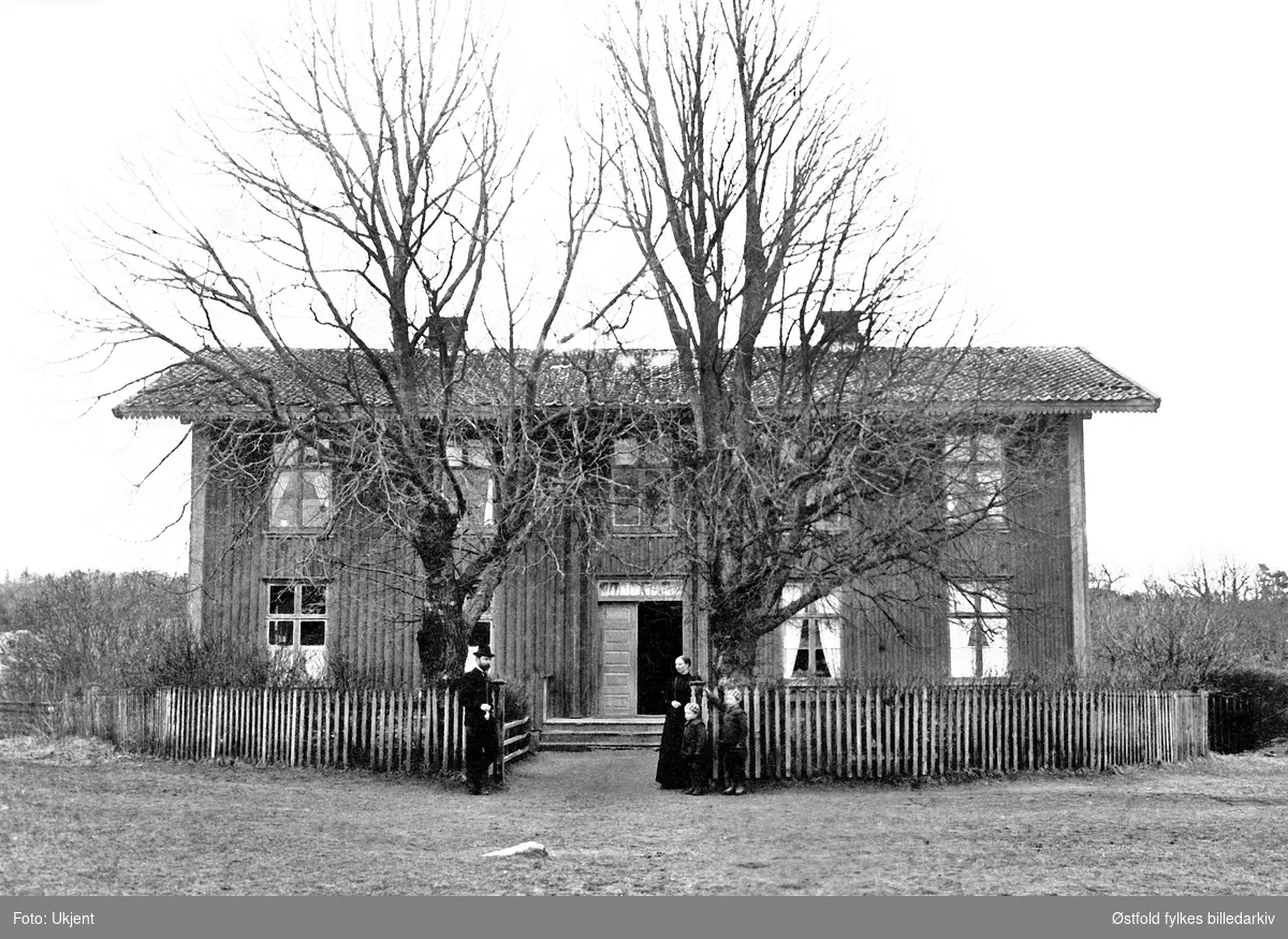 Sanne og Solli bruksskole i Tune ca. 1900. Ved porten: lærerne Ole Isene og Netta Berge.