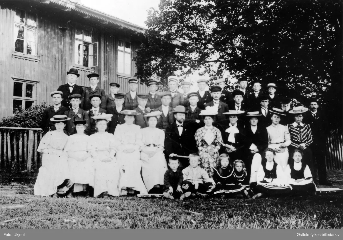 Soli Sangkor i Tune. Dirigent Ole Steffensen Isene ved Soli Brugsskole. 

Foran barna Karen Isene, Sigrid Isene, Anne Marie Isene, Olav Isene (operasanger) og Ragna Isene. 
 I midten i først rekke lærer og dirigent Ole Steffensen Isene (f. 1867) og kona Marie (f. 1865). 
De bodde i andre etasje i skolebygningen. Soli Sangkor var det offentlige navn. Også kalt Isene sangkor. 
3. rad helt til høyre er muligens Aksel Berger.