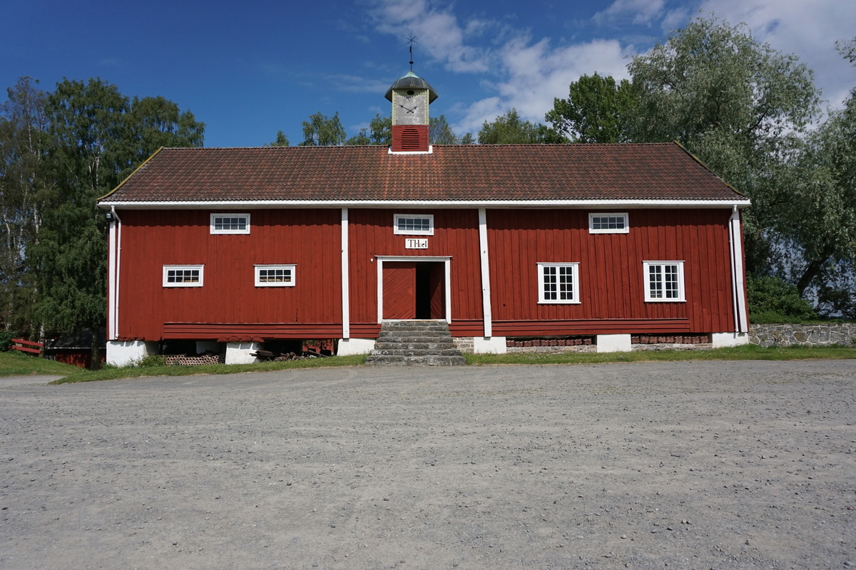 Hovinsholm, Nes, Ringsaker. 
Lukket klokketårn med illuderte urskiver på fire sider. Klokketårnet har et lavt hjelmformet kobbertak. Tårnet er plassert på en rød sokkel.