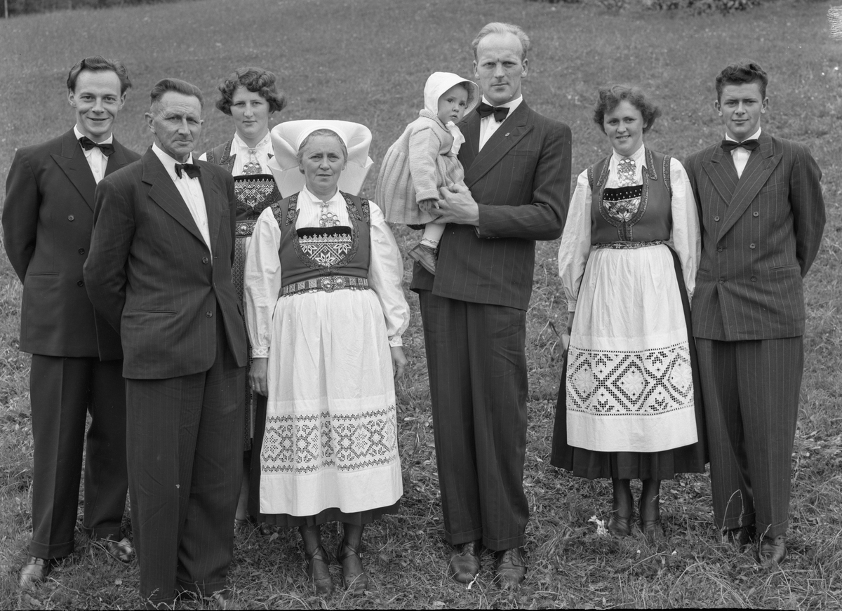 Familie i Hardangerbunad