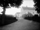 Karlsborg, bostäder vid ammunitionsfabriken (Vanäsverken). Byggnaden kallades allmänt Kullås. Kortet taget omkr. 1920.