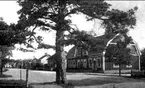 Parti från Rödesund, civil byggnad. Huset närmast brann ner på 1970-talet. Landelius klädaffär ligger i huset som byggdes där sedan. Foto: Alfred Sjöberg.