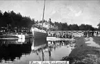 Karlsborg, parti från Rödesund. Båten Ceres passerar rullbron.