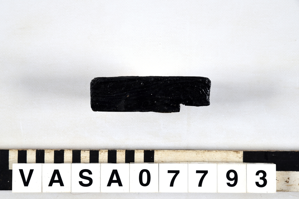 Profilerad sockel, urtag på baksidan. Ett spikhål. Lätt vittrad, rundade kanter. Ingen saltskada.