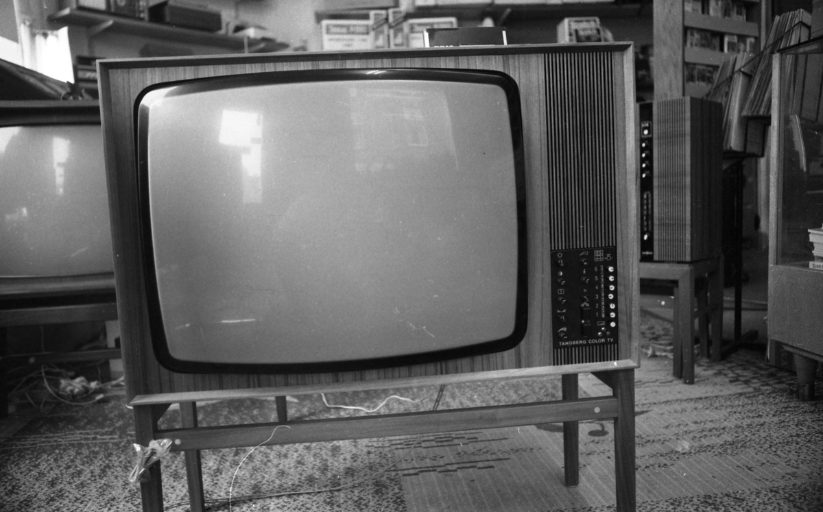 Radioforretning. Utstilling i butikken av TV og radioer med hovedvekt på TV.