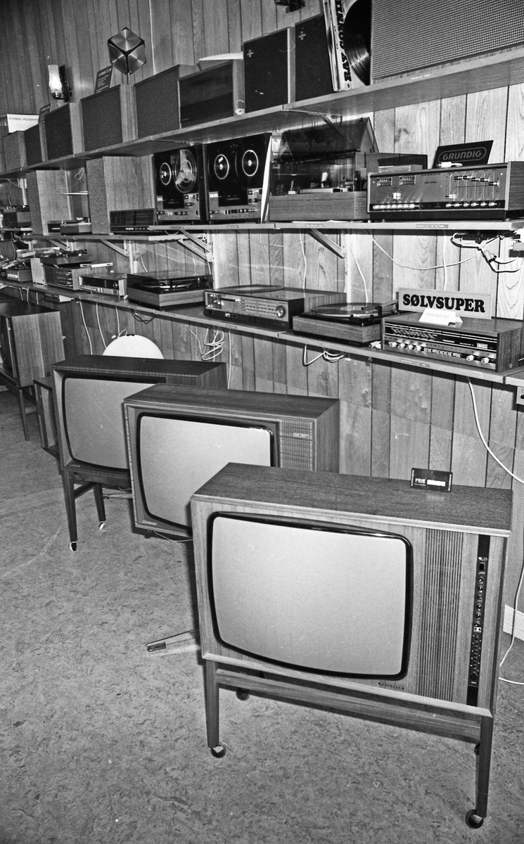 Radioforretning. Utstilling i butikken av TV og radioer med hovedvekt på TV.
