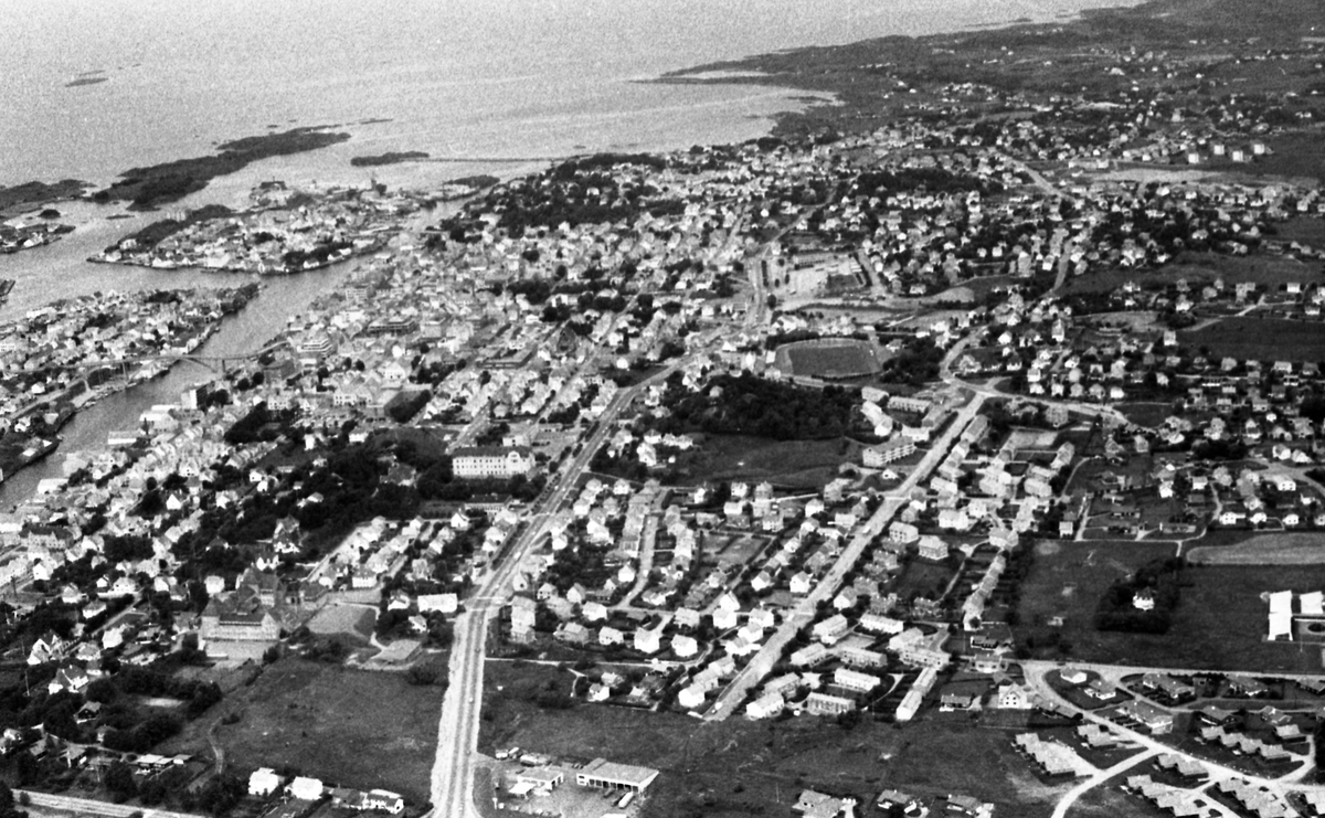 Flyfoto. Foto tatt med sjøfly av Haugesund. Forskjellige motiv. Sjøflyet og pilot tar pause i Førrefjorden.