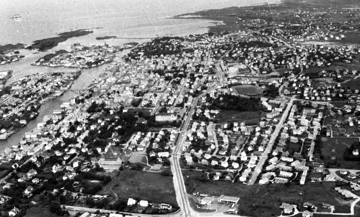 Flyfoto. Foto tatt med sjøfly av Haugesund. Forskjellige motiv. Sjøflyet og pilot tar pause i Førrefjorden.