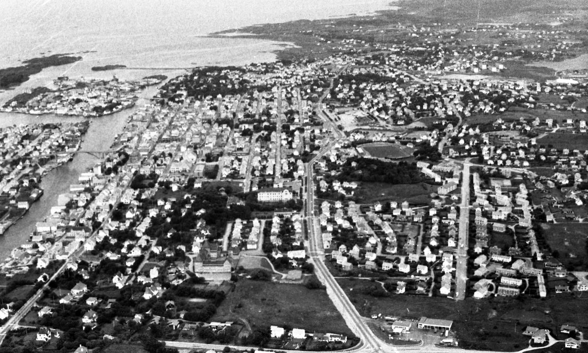 Flyfoto. Foto tatt med sjøfly av Haugesund. Forskjellige motiv. Sjøflyet og pilot tar pause i Førrefjorden.