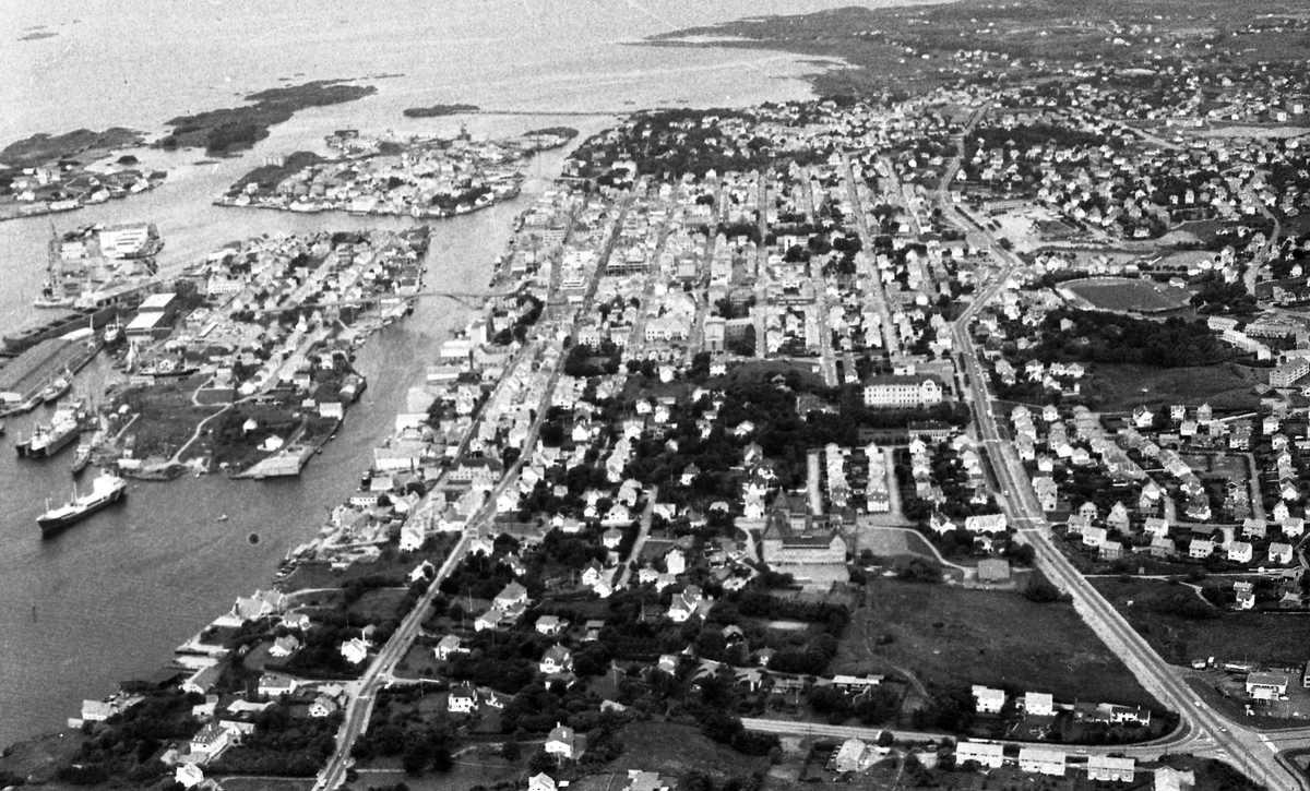 Flyfoto. Foto tatt med sjøfly av Haugesund. Forskjellige motiv. Sjøflyet og pilot tar pause i Førrefjorden.