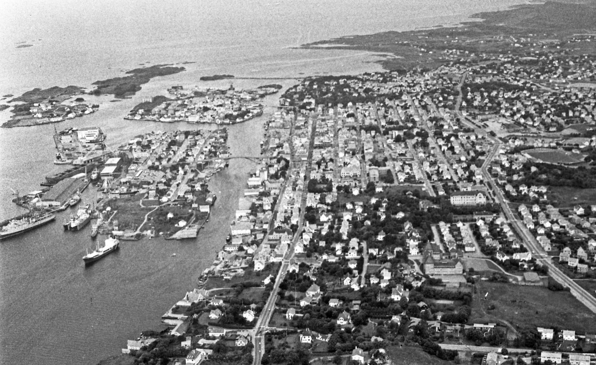 Flyfoto. Foto tatt med sjøfly av Haugesund. Forskjellige motiv. Sjøflyet og pilot tar pause i Førrefjorden.