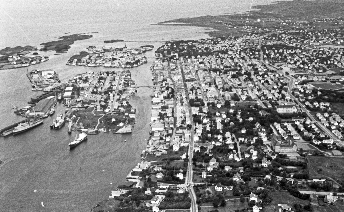 Flyfoto. Foto tatt med sjøfly av Haugesund. Forskjellige motiv. Sjøflyet og pilot tar pause i Førrefjorden.