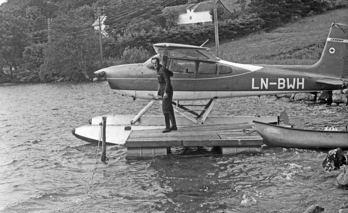 Flyfoto. Foto tatt med sjøfly av Haugesund. Forskjellige motiv. Sjøflyet og pilot tar pause i Førrefjorden.