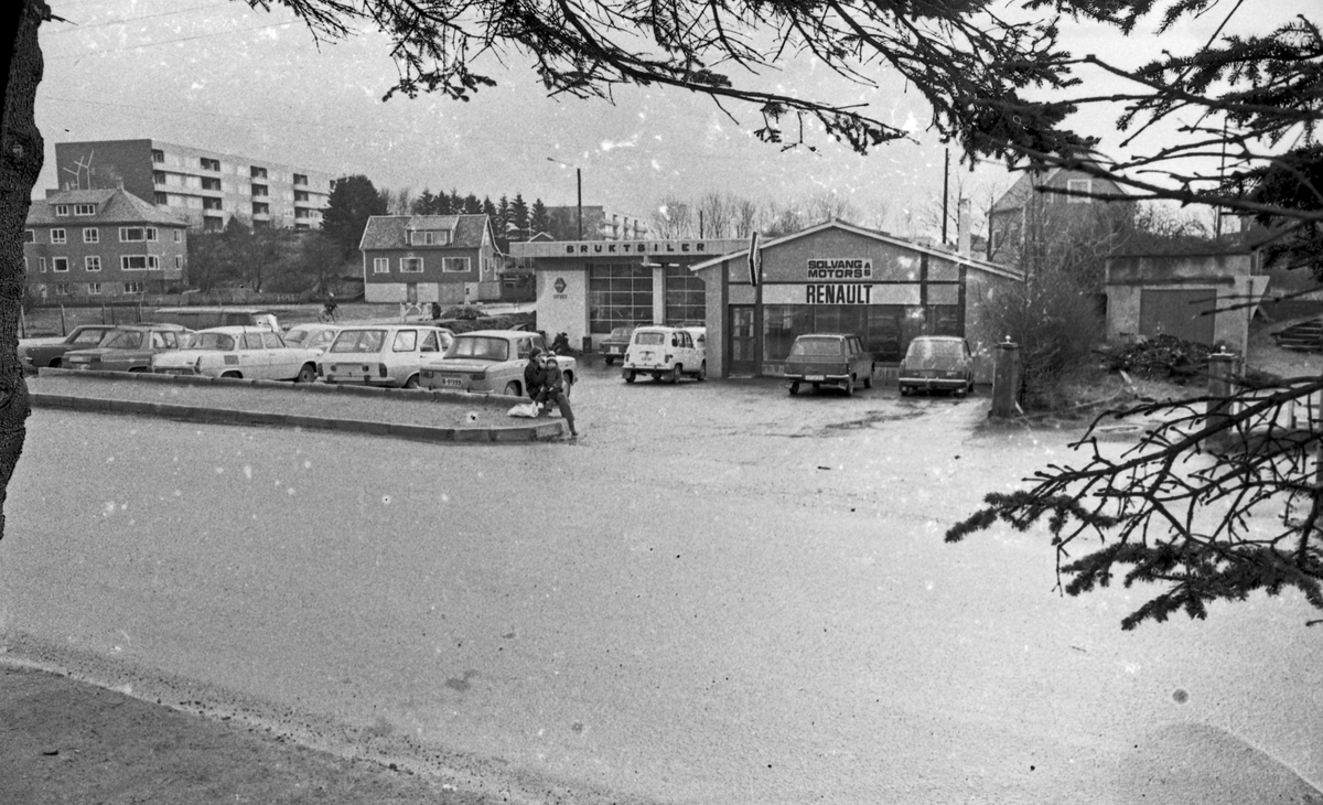 Bilforhandlere og utsalg i Haugesund. Aase-auto i Salhusveien (Toyota). Magnus Hope i Skjoldaveien (Saab) på Solvang. Solvang Motors AS (Renault) i Skjoldaveien på Solvang. Mobiltanken i Øvregaten. Shell i Grindesvingen.