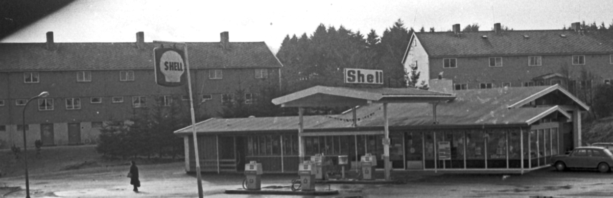 Bilforhandlere og utsalg i Haugesund. Aase-auto i Salhusveien (Toyota). Magnus Hope i Skjoldaveien (Saab) på Solvang. Solvang Motors AS (Renault) i Skjoldaveien på Solvang. Mobiltanken i Øvregaten. Shell i Grindesvingen.