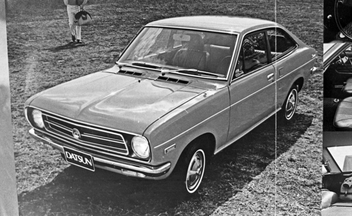 Annonsebilder. Brosjyrer av årets nyheter. Datsuns forskjellige modeller og Ford Cortina.