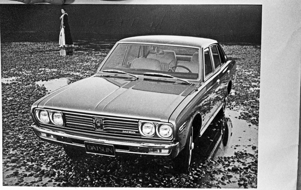 Annonsebilder. Brosjyrer av årets nyheter. Datsuns forskjellige modeller og Ford Cortina.