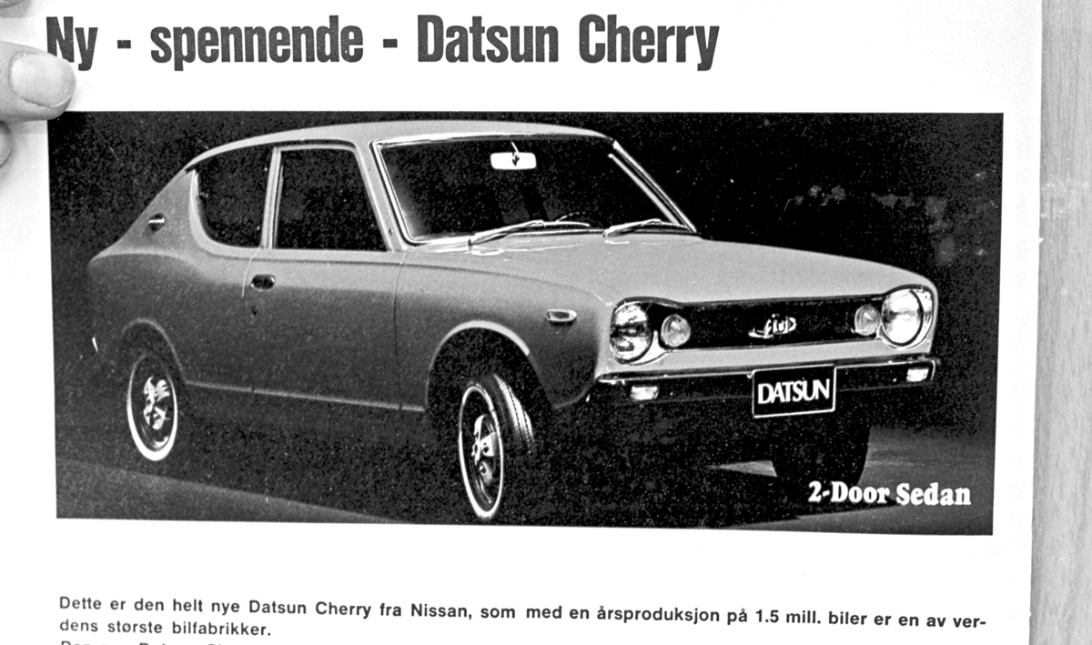 Annonsebilder. Brosjyrer av årets nyheter. Datsuns forskjellige modeller og Ford Cortina.