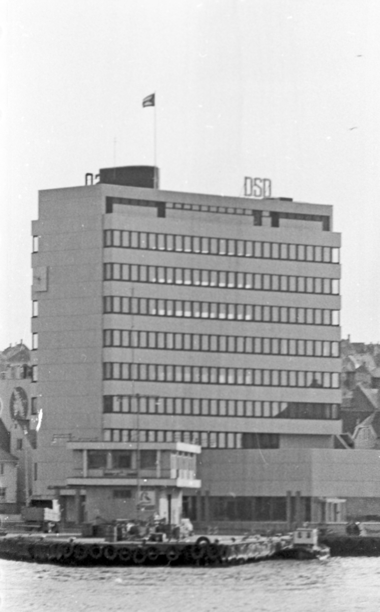 Westamaranen "Tryving". DSD-bygget og ferjen "SKUDENES" i bakgrunnen. Fra kaien i Stavanger under Karmsund bro og gjennom Karmsundet til Haugesund.