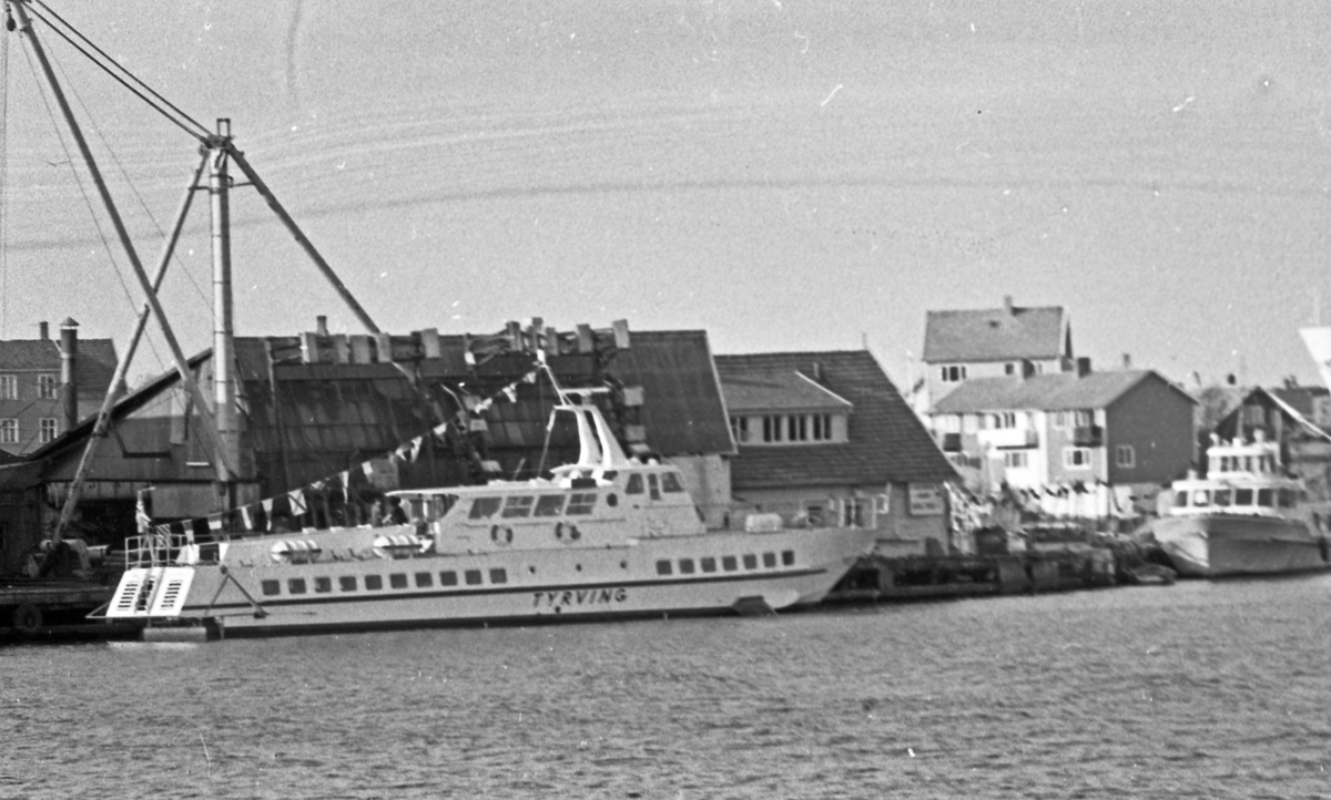 Westamaranen "Tryving". DSD-bygget og ferjen "SKUDENES" i bakgrunnen. Fra kaien i Stavanger under Karmsund bro og gjennom Karmsundet til Haugesund.