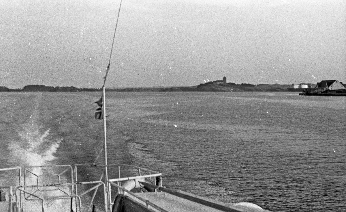 Westamaranen "Tryving". DSD-bygget og ferjen "SKUDENES" i bakgrunnen. Fra kaien i Stavanger under Karmsund bro og gjennom Karmsundet til Haugesund.