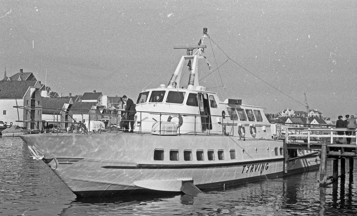 Westamaranen "Tryving". Gjennom Karmsundet til Haugesund. Skipet ved kai i Haugesund.