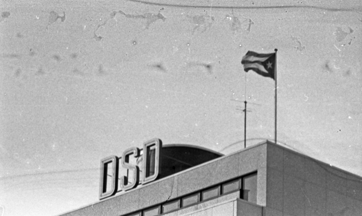 Westamaranen "Tryving". DSD-bygget i Stavanger. "Tryving" ved kai sammen med ferjen "Skudenes". En av besetningen.