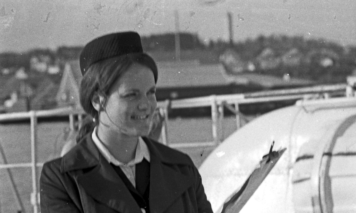 Westamaranen "Tryving". DSD-bygget i Stavanger. "Tryving" ved kai sammen med ferjen "Skudenes". En av besetningen.