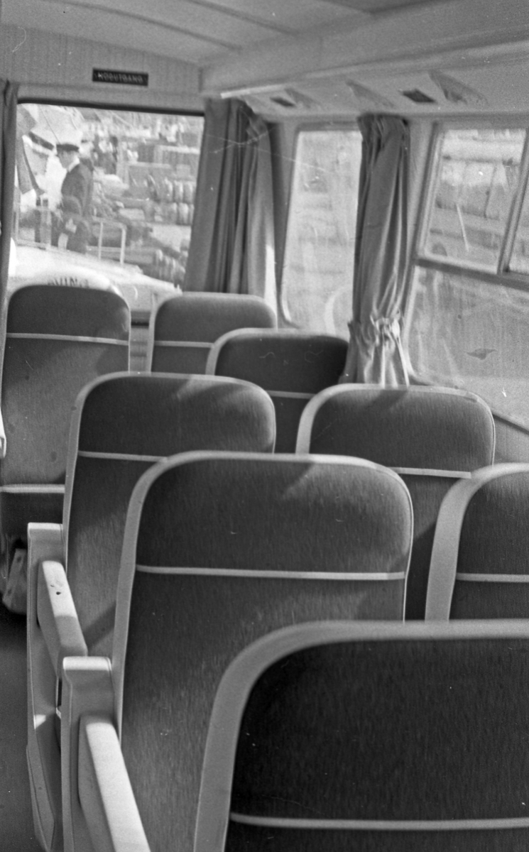 Westamaranen "Tryving". Interiør- og eksteriørbilder. Besetningsmedlemmer. Passasjerer på landgangen.