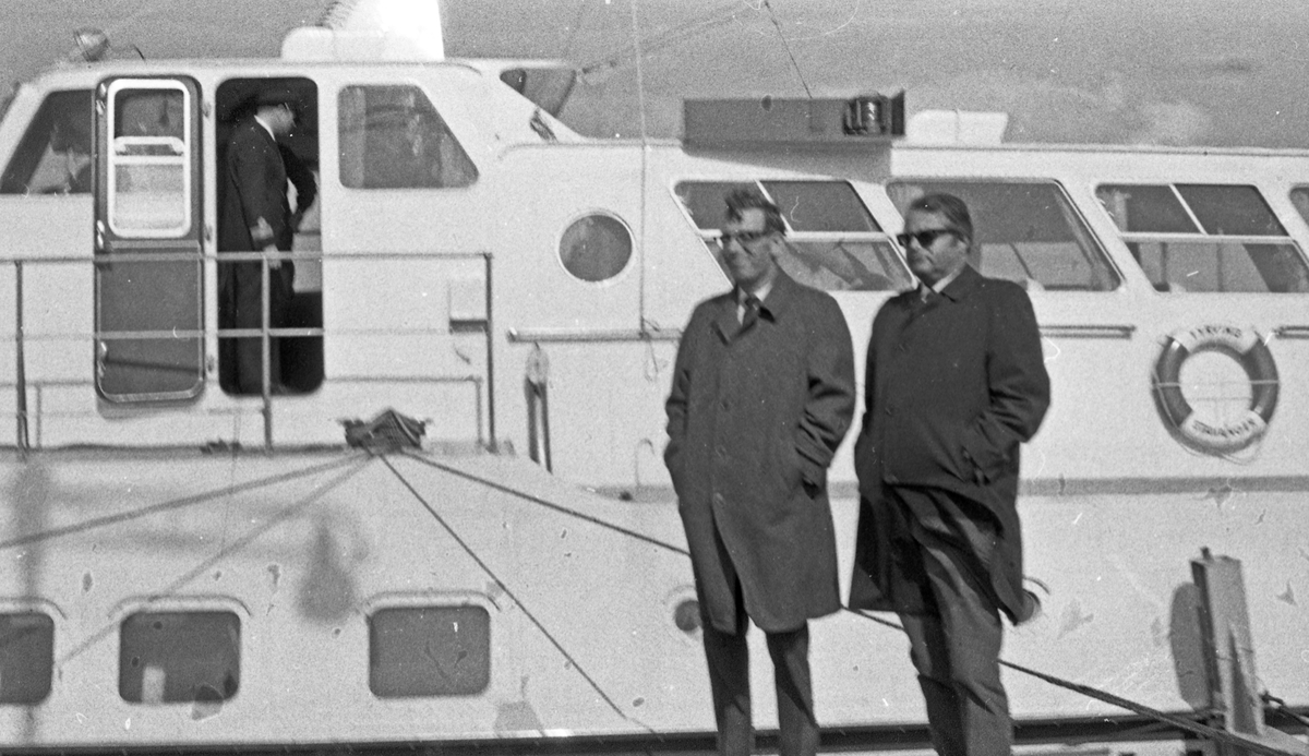 Westamaranen "Tryving". Interiør- og eksteriørbilder. Besetningsmedlemmer. Passasjerer på landgangen.