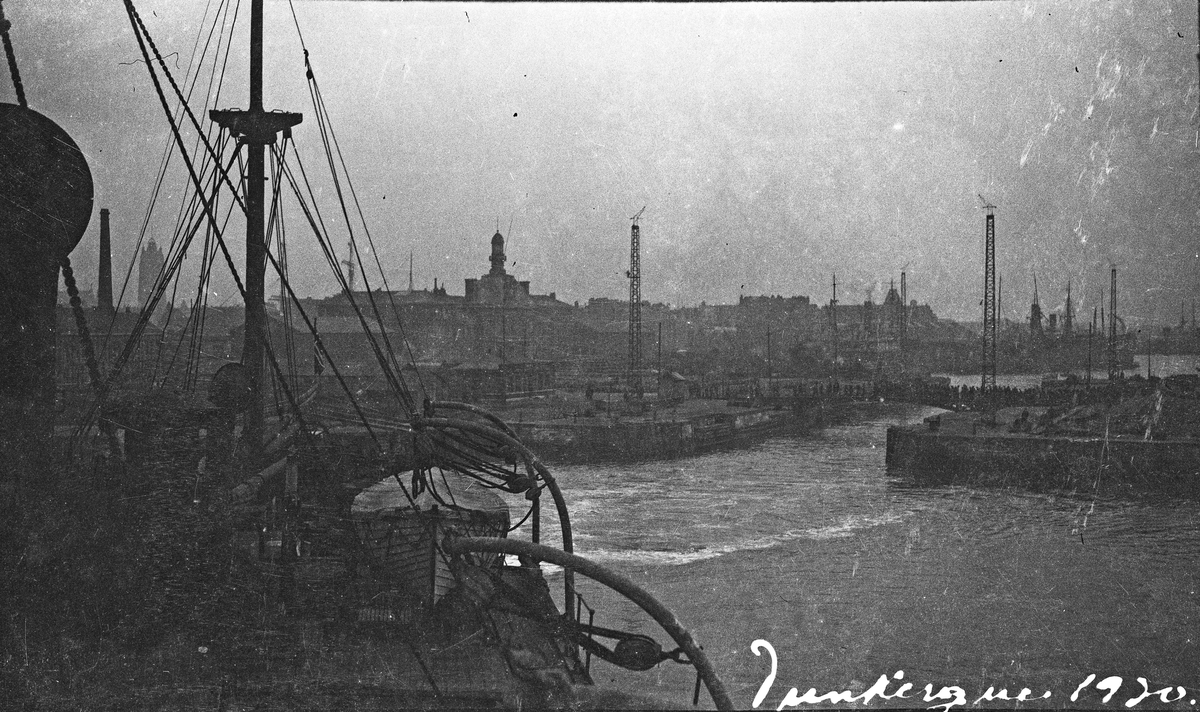 Havnebilde fra Dunkerque. Et større skip til høyre i bildet. Kaianlegget og bebyggelse i bakgrunnen. Hverdagsfoto.