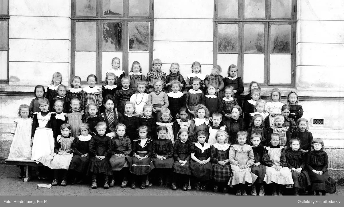 Sandesundsveien skole i Sarpsborg, elever og to lærerinner  i andre rad, 1901-02. Ukjente personer.