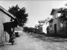 Gatubild Rödesund, Storgatan med den gamla bebyggelsen omkr 1890. Fattigstugan till höger. Närmast till vänster 