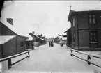 Gatubild från Rödesund, Storgatan med den gamla bebyggelsen från Strömbron omkr 1900. Till höger Beckers hus.