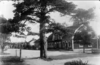 Gatubild från Rödesund, Strandvägen. I byggnaden närmast fanns Emma Janzons manufaktur och Maria Larssons café. Huset förstördes genom en brand i dec 1974. Förstoring 34 x 46 cm. Neg finns.