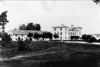 Rödesund, Palmqvistska huset och till vänster gästgivaregården, omkr 1920. Neg finns.