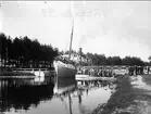 Parti från Göta kanal. Passagerarbåten Ceres passerar Rödesundsbron (rullbron). Foto: Axel Sjöberg. Glasneg. finns.