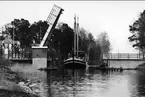 Parti från Göta kanal. Båt passera här klaffbron i Rödesund. Till vänster Sandbergs hus.