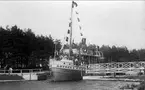 Parti från Göta kanal. Passagerarbåten Astrea passerar rullbron i Rödesund. Foto: Axel Sjöberg.