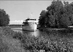 Rödesund. Parti från Göta kanal. Passagerarbåten Juno passerar i kanalen. Vykort.