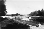 Rödesund, rullbron byggd 1847 på Motala verkstad, byttes ut 1946. Färjvaktarens stuga syns i bakgrunden, den revs 1905. Neg. finns.