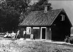 Gamla brovaktarstugan, färjvaktarstugan i Rödesund. Fotot taget omkr 1900. Brovaktarstugan revs 1905. Neg finns.